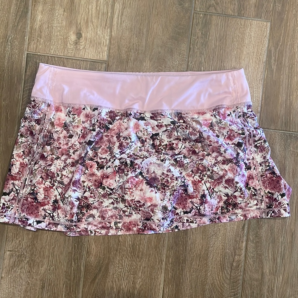 EUC Lululemon floral skirt size 8